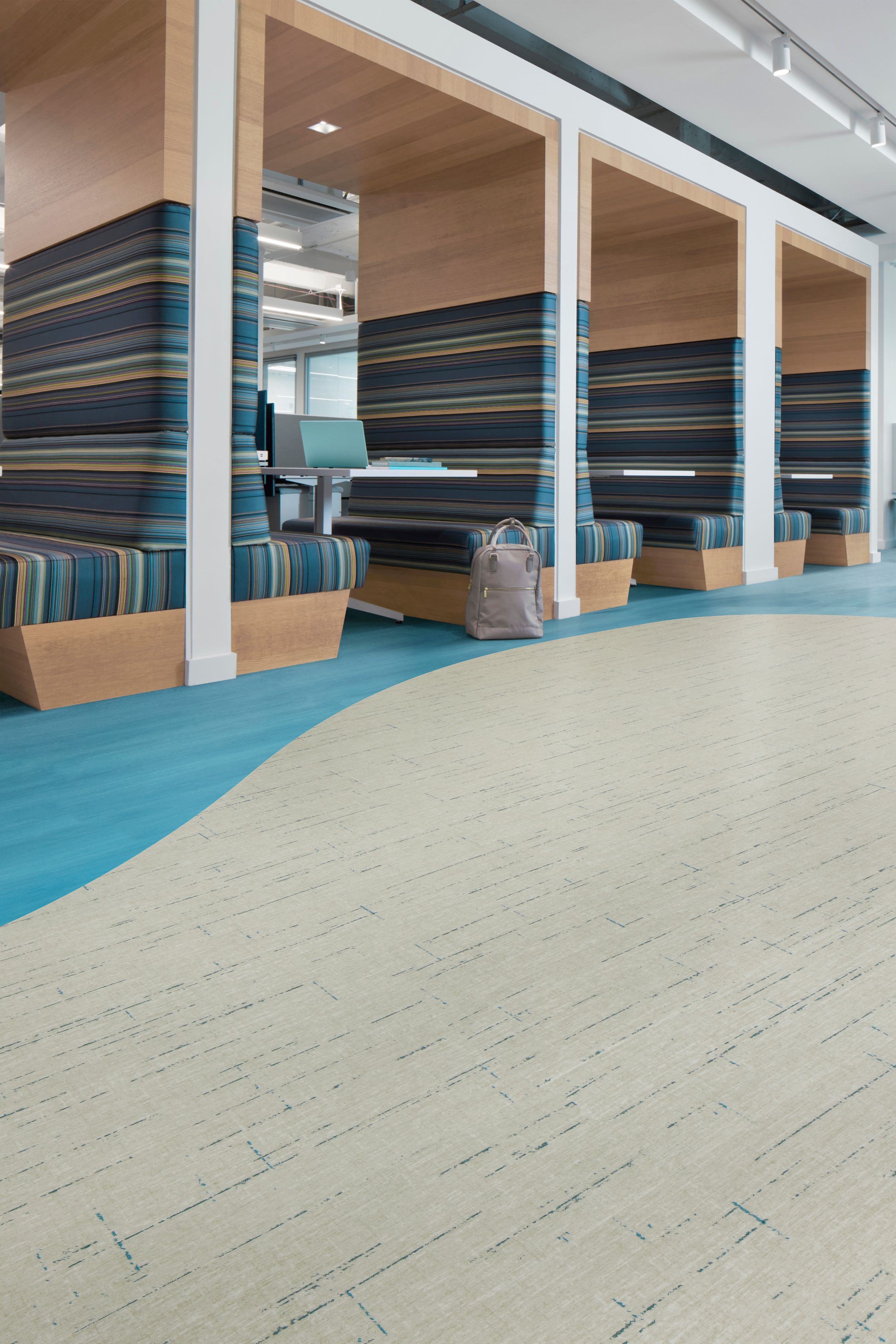 Interface Raw Materials and Studio Set plank LVT in an office collaborative space numéro d’image 2